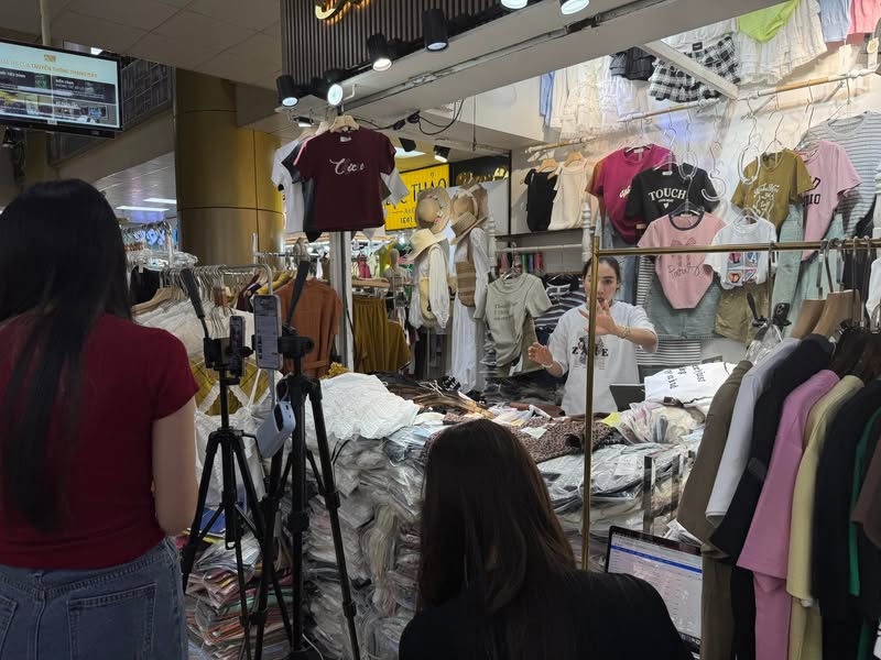 ホーチミンの衣料品売場で商品撮影とパソコン作業を行う現地メンバー