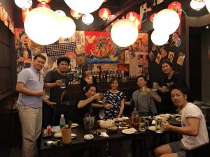 酒仙の店内でジョッキを手に乾杯する日本人バイヤーたち