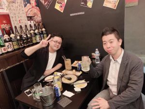 酒仙のテーブルを囲み乾杯する佐藤大介と仲間