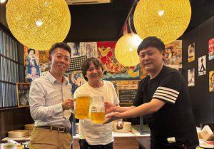 酒仙の9周年に店内で乾杯する佐藤大介と仲間たち
