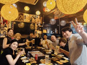 酒仙の店内で乾杯し情報交換する日本人バイヤーたち
