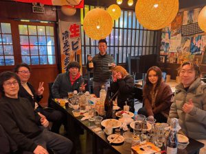 酒仙の閉店お疲れ様パーティでテーブルを囲む皆さん