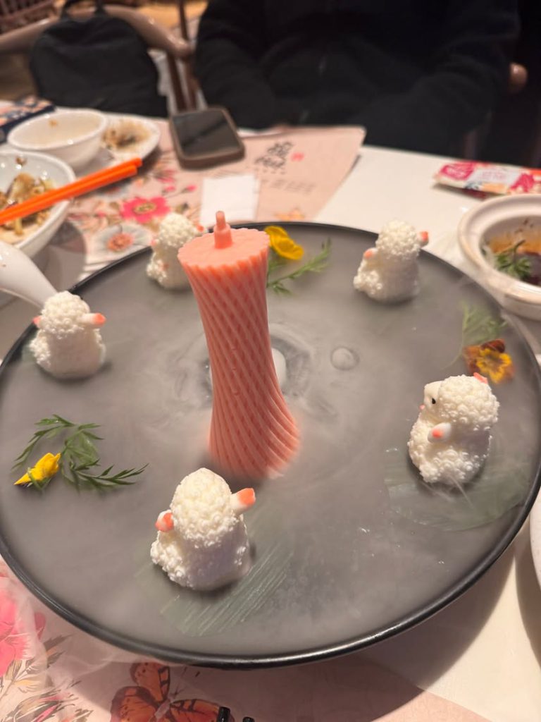 広東料理店で供された趣向を凝らした一皿