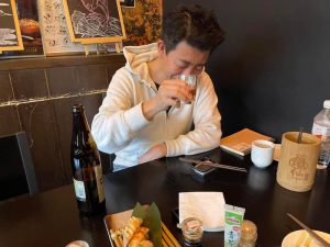 初めて現場を訪れた酒仙の店内で杯を傾ける佐藤大介