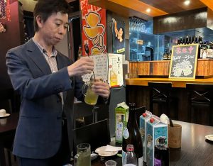 酒仙で日本人好みの酎ハイの配合を調整する佐藤大介