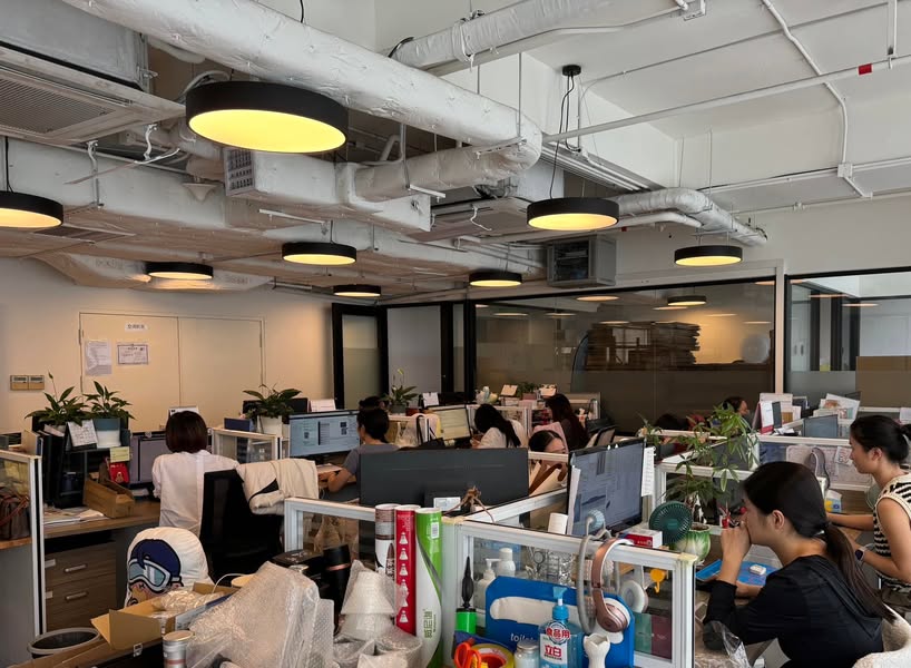 広州市中心部のオフィスで働く現地社員