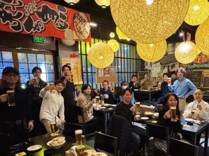 酒仙の店内でビールを手に一堂に会する仲間たち