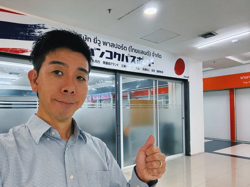 バンコクパスポートのオフィスで中国からタイへの物流サービスを確認する佐藤大介