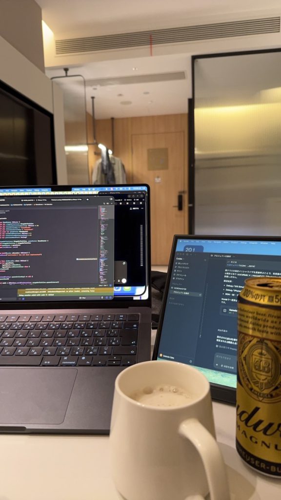 中国出張中のホテルでMacと外部モニタをつなぎWORD MASTERを開発している机