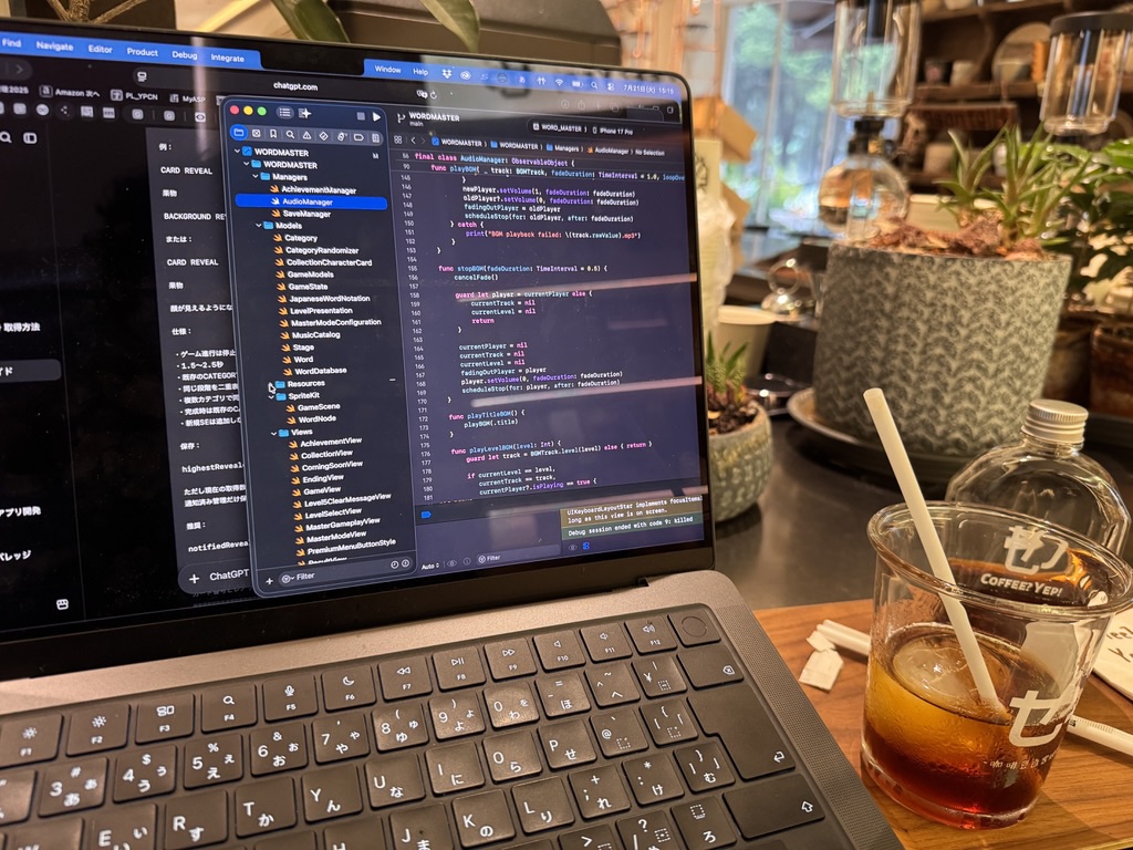 カフェでXcodeを開きWORD MASTERのCollectionや保存処理を実装しているノートパソコン