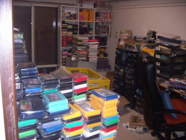 商品在庫が積まれた作業部屋