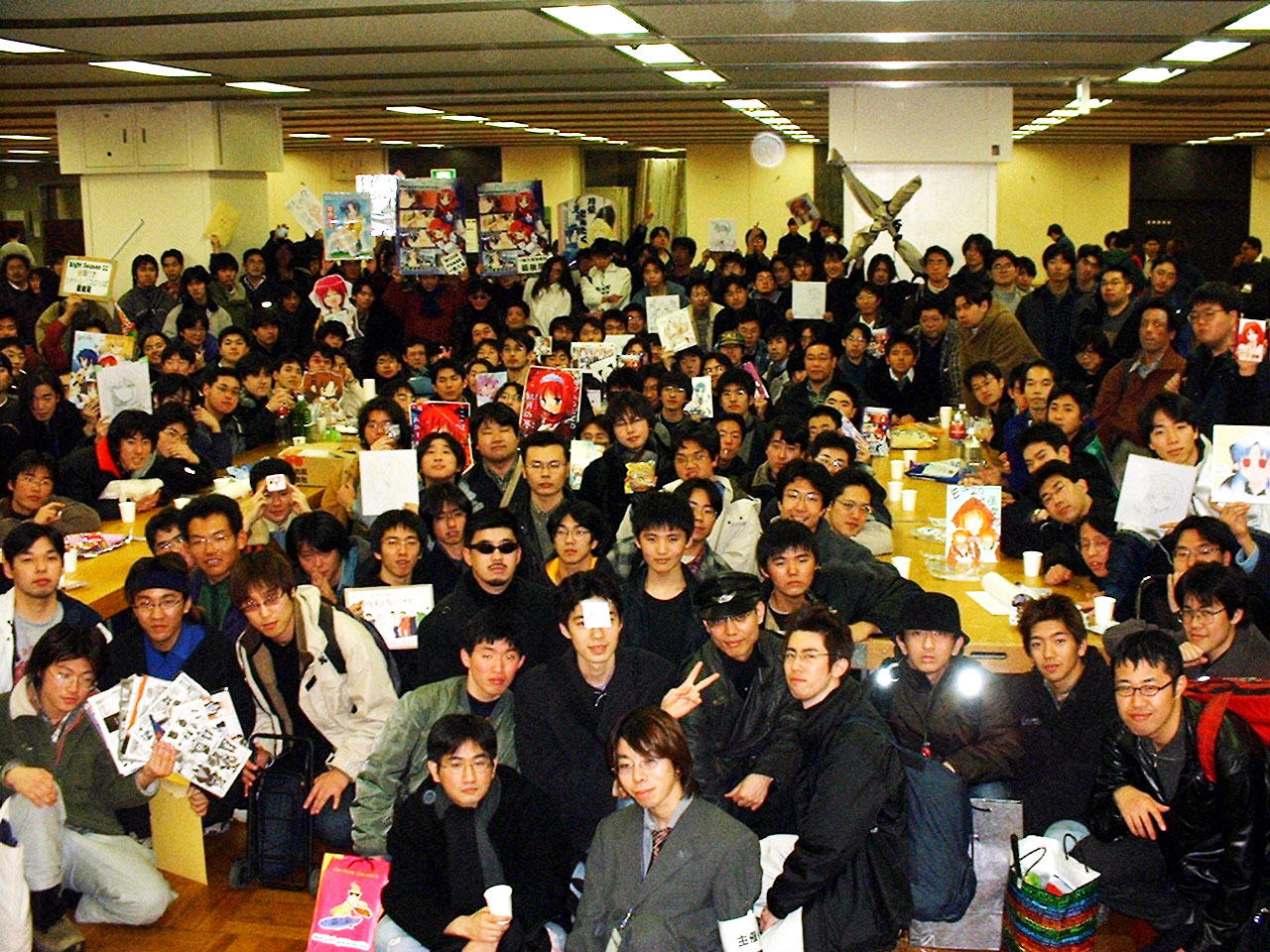 作品を手にイベント会場へ集まった参加者の集合写真