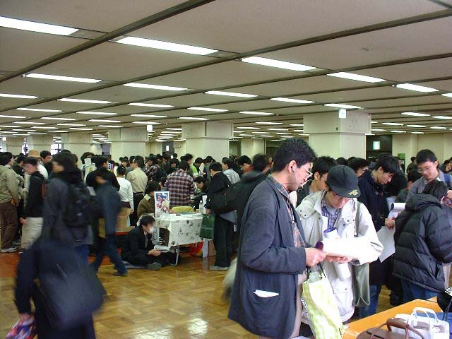多くの来場者でにぎわう同人誌即売会の会場