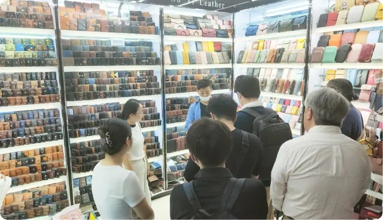 義烏の市場で参加者へ仕入れのポイントを説明する仕入れツアー