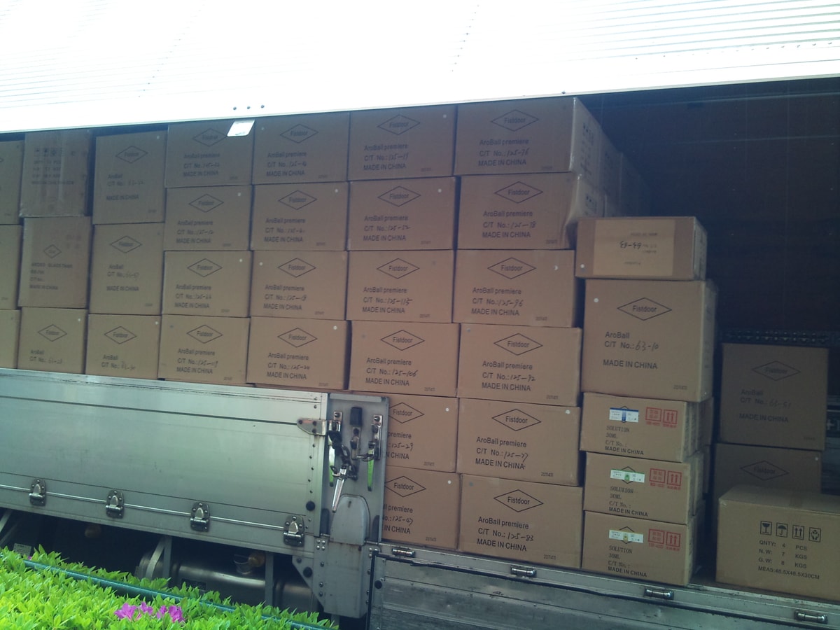 中国から届いた段ボール箱が積まれたトラックの荷台
