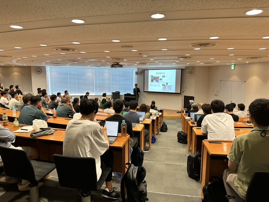 多くの参加者が講演を聞くセミナー会場