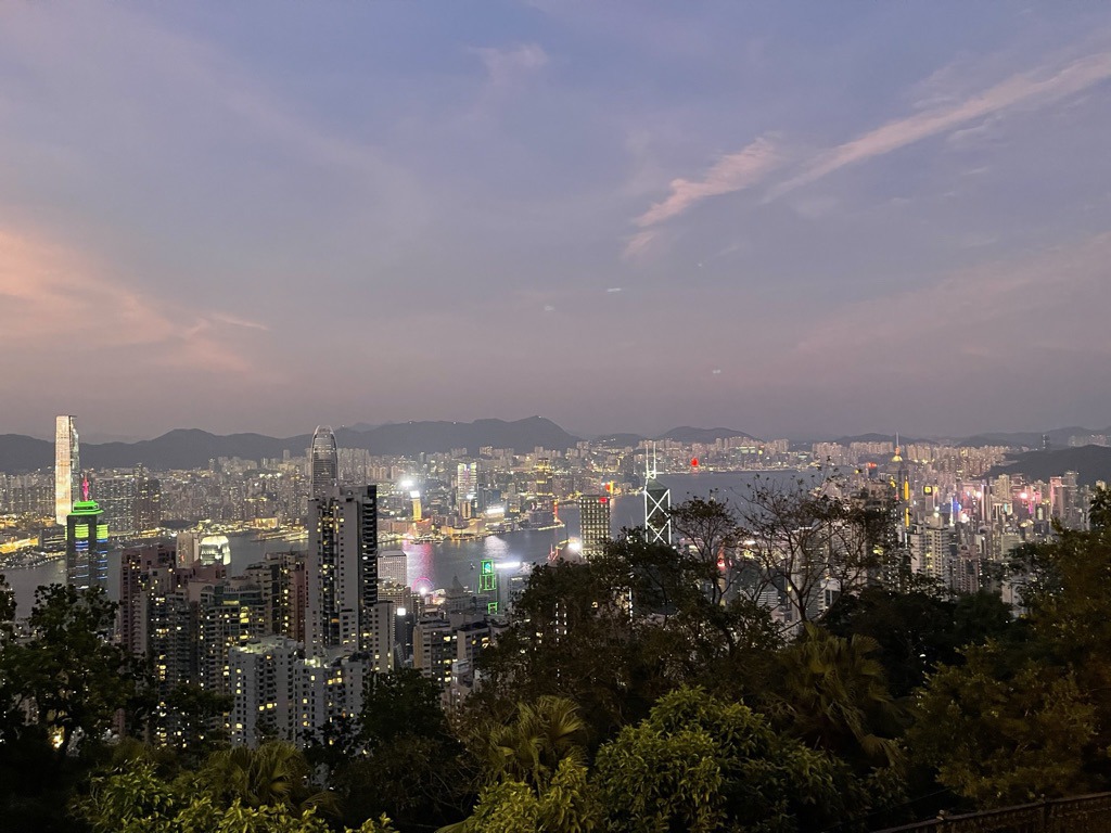 香港の高台から夕暮れの街とビクトリア・ハーバーを望む風景