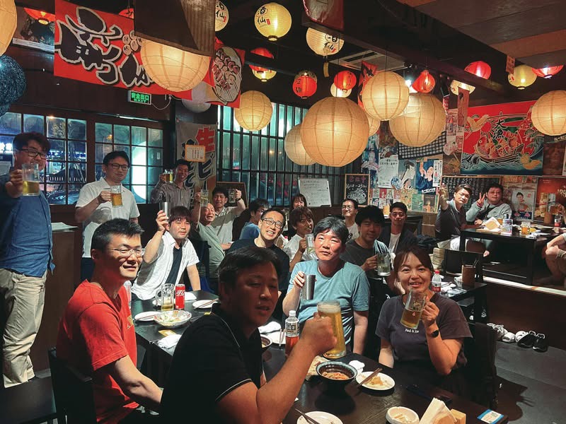 第100回義烏仕入れツアーの参加者が食事会で乾杯する様子